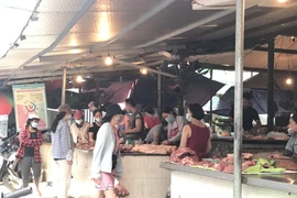 Bộ Công Thương đề nghị khi mở lại các chợ phải thực hiện tốt thông điệp 5K và công tác phòng chống dịch. (Ảnh: Xuân Quảng/Vietnam+)