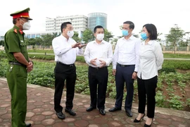 Ông Chu Ngọc Anh, Chủ tịch Ủy ban nhân dân thành phố kiểm tra công tác phòng, chống COVID-19. (Ảnh: PV/Vietnam+)