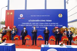 Lãnh đạo thành phố Hà Nội và EVNHANOI thực hiện nghi thức cắt băng khánh thành công trình, (Ảnh: PV/Vietnam+)