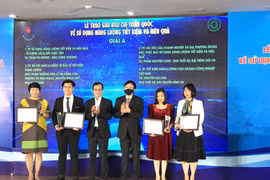 Ban tổ chức trao giải cho các tác giả đạt giải A, Giải thưởng báo chí tuyên truyền về sử dụng năng lượng tiết kiệm và hiệu quả, năm 2021. (Ảnh: Đức Duy/Vietnam+) 