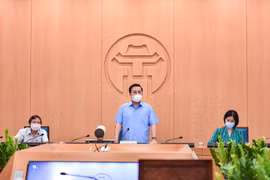 Ông Chử Xuân Dũng, Phó Chủ tịch Ủy ban nhân dân thành phố Hà Nội chỉ đạo về công tác phòng chống dịch bệnh. (Ảnh: PV/Vietnam+)