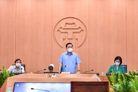 Ông Chử Xuân Dũng, Phó Chủ tịch Ủy ban nhân dân thành phố Hà Nội chỉ đạo về công tác phòng chống dịch bệnh. (Ảnh: PV/Vietnam+)