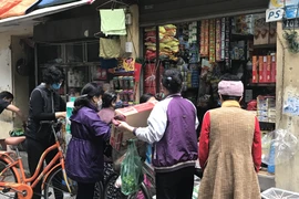 Sở Công Thương yêu cầu các đơn vị thực hiện nghiêm yêu cầu 5K, trước hết là việc đeo khẩu trang bắt buộc, sát khuẩn tay tại chợ. (Ảnh: Đức Duy/Vietnam+)