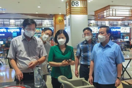 Ông Chử Xuân Dũng, Phó Chủ tịch Ủy ban nhân dân thành phố Hà Nội kiểm tra công tác phòng, chống dịch bệnh tại siêu thị. (Ảnh: PV/Vietnam+)