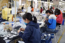 Các doanh nghiệp đã tăng cường các biện pháp phòng dịch, đảm bảo giữ ổn định sản xuất. (Ảnh: Đức Duy/Vietnam+)