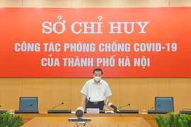 Ông Chu Ngọc Anh, Chủ tịch Ủy ban nhân dân thành phố phát biểu tại cuộc họp. (Ảnh: PV/Vietnam+)
