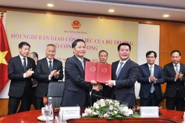 Nguyên Bộ trưởng Bộ Công Thương Trần Tuấn Anh và Tân Bộ trưởng Bộ Công Thương Nguyễn Hồng Diên tại hội nghị bàn giao nhiệm vụ. (Ảnh: PV/Vietnam+)