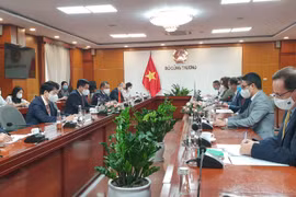 Bộ trưởng Nguyễn Hồng Diên tiếp Trưởng Phái đoàn Liên minh châu Âu tại Việt Nam. (Ảnh: Đức Duy/Vietnam+)