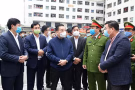 Chủ tịch Ủy ban nhân dân thành phố Hà Nội Chu Ngọc Anh kiểm tra công tác phòng, chống COVID-19. (Ảnh: PV/Vietnam+)