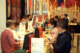 Khách hàng giao dịch vàng miếng. (Ảnh: TTXVN)