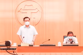 Ông Chử Xuân Dũng, Phó Chủ tịch Ủy ban nhân dân thành phố Hà Nội chỉ đạo về công tác phòng chống dịch bệnh. (Ảnh: PV/Vietnam+)