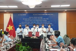 Bộ Công Thương ký kết hợp tác với Bộ Nông nghiệp và Phát triển nông thôn. (Ảnh: Đức Duy/Vietnam+)