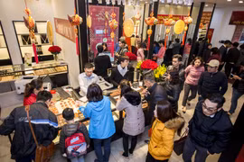 Khách hàng giao dịch vàng miếng. (Ảnh: Đức Duy/Vietnam+)