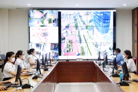 Nhân viên, y bác sĩ trực tổng đài 1022 để hỗ trợ người dân. (Nguồn: Sở TT-TT Hà Nội)