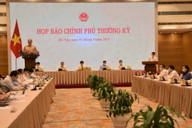 Họp báo Chính phủ tối 5/5. (Ảnh: Đức Duy/Vietnam+)