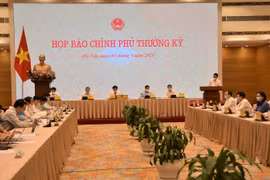 Họp báo Chính phủ tối 5/5. (Ảnh: Đức Duy/Vietnam+)
