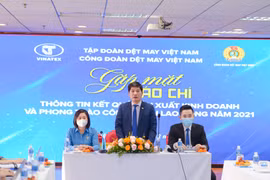 Lãnh đạo Vinatex thông tin với báo chỉ về kết quả sản xuất-kinh doanh năm 2021. (Ảnh: Xuân Quảng/Vietnam+)