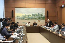 Các đại biểu thảo luận ở tổ về phát triển kinh tế-xã hội. (Ảnh: Xuân Quảng/Vietnam+)