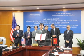 Đại diện Bộ Công Thương và Bang Tây Virginia ký biên bản ghi nhớ về Hợp tác kinh tế, thương mại và năng lượng. (Ảnh: Đức Duy/Vietnam+)