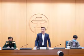 Ông Chử Xuân Dũng, Phó Chủ tịch Ủy ban nhân dân thành phố Hà Nội chỉ đạo về công tác phòng chống dịch bệnh. (Ảnh: PV/Vietnam+)
