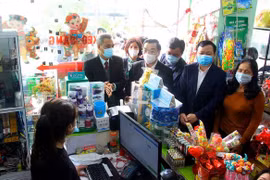 Chủ tịch Ủy ban nhân dân thành phố Hà Nội Chu Ngọc Anh kiểm tra công tác phòng, chống COVID-19. (Ảnh: PV/Vietnam+)