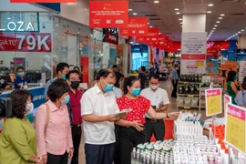 Lãnh đạo Bộ Công Thương kiểm tra công tác chuẩn bị hàng hóa tại một số siêu thị. (Ảnh: PV/Vietnam+)