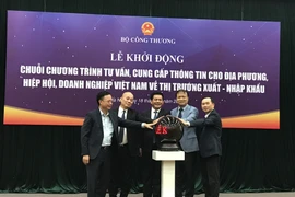 Lãnh đạo Bộ Công Thương bấm nút khởi động chuỗi chương trình tư vấn, cung cấp thông tin cho địa phương, hiệp hội, doanh nghiệp Việt Nam về thị trường xuất-nhập khẩu. (Ảnh: Đức Duy/Vietnam+)