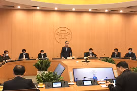 Phó Chủ tịch Ủy ban nhân dân thành phố Hà Nội Chử Xuân Dũng, chủ trì cuộc họp của Ban chỉ đạo phòng chống dịch bệnh COVID-19. (Ảnh: PV/Vietnam+)