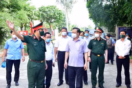 Bí thư Thành ủy Đinh Tiến Dũng kiểm tra công tác phòng, chống dịch COVID-19 tại huyện Thạch Thất. (Ảnh: PV/Vietnam+)