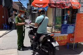 Hà Nội tiếp tục duy trì các chốt kiểm soát dịch ra vào thành phố. (Ảnh: TTXVN)