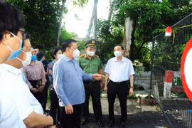 Bí thư Thành ủy Đinh Tiến Dũng kiểm tra công tác phòng, chống dịch COVID-19. (Ảnh: PV/Vietnam+) 