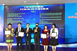 Ban tổ chức trao giải cho các tác giả đạt giải A, Giải thưởng báo chí tuyên truyền về sử dụng năng lượng tiết kiệm và hiệu quả, năm 2021. (Ảnh: Đức Duy/Vietnam+) 