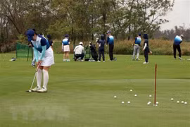 Các hoạt động thể thao tập trung đông người, sân golf, các sân tập golf sẽ tạm dừng hoạt động từ 12 giờ hôm nay để phòng COVID-19. (Ảnh: TTXVN)