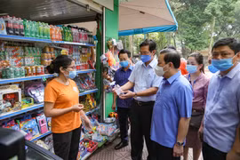 Ông Chử Xuân Dũng, Phó Chủ tịch Ủy ban nhân dân thành phố Hà Nội kiểm tra công tác phòng chống dịch bệnh. (Ảnh: PV/Vietnam+)