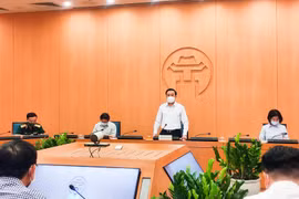 Ông Chử Xuân Dũng, Phó Chủ tịch Ủy ban nhân dân thành phố Hà Nội chỉ đạo về công tác phòng chống dịch bệnh chiều 7/5. (Ảnh: PV/Vietnam+)