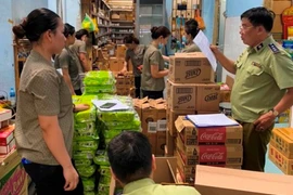 Lực lượng Quản lý thị trường kiểm tra hàng hóa theo quy định của pháp luật. (Ảnh: Đức Duy/Vietnam+)