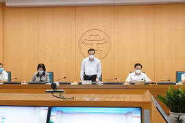 Chủ tịch Ủy ban Nhân dân thành phố Hà Nội họp với các đơn vị về công tác phòng, chống COVID-19. (Ảnh: PV/Vietnam+)