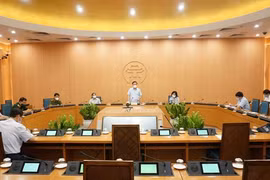 Ông Chử Xuân Dũng, Phó Chủ tịch Ủy ban nhân dân thành phố Hà Nội chỉ đạo về công tác phòng chống dịch bệnh. (Ảnh: PV/Vietnam+)