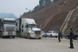Xe hàng tại cửa khẩu Tân Thanh chuẩn bị xuất hàng sang Trung Quốc. (Ảnh: TTXVN)