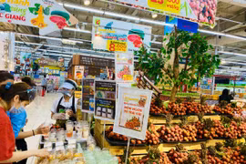 Các siêu thị tăng nguồn cung dự trữ hàng hóa, đảm bảo bình ổn thị trường. (Ảnh: Xuân Quảng/Vietnam+)