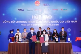 Đại diện Cục Thương mại Điện tử và Kinh tế số cùng các doanh nghiệp tại buổi họp công bố chương trình “Gian hàng quốc gia Việt Nam” trên sàn thương mại điện tử JD.com. (Ảnh: Đức Duy/Vietnam+)