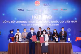 Đại diện Cục Thương mại Điện tử và Kinh tế số cùng các doanh nghiệp tại buổi họp công bố chương trình “Gian hàng quốc gia Việt Nam” trên sàn thương mại điện tử JD.com. (Ảnh: Đức Duy/Vietnam+)