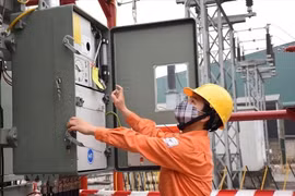 Nhân viên EVNHANOI kiểm tra tình trạng vận hành của thiết bị điện. (Ảnh: PV/Vietnam+)
