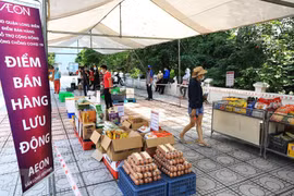 Cùng với hệ thống chợ và siêu thị, nhiều doanh nghiệp thiết lập điểm bán lưu động giúp đảm bảo hàng hóa thiết yếu cho người dân. (Ảnh: TTXVN)