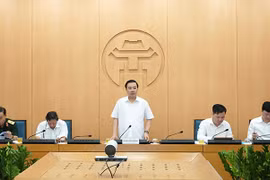 Phó Chủ tịch thành phố Hà Nội Chử Xuân Dũng họp với các đơn vị về công tác phòng, chống dịch bệnh COVID-19. (Ảnh: PV/Vietnam+)