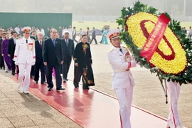 Đoàn đại biểu dự Đại hội Mặt trận viếng Chủ tịch Hồ Chí Minh