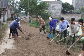 Làm đường giao thông nông thôn. (Ảnh minh họa: Phương Hoa/TTXVN)