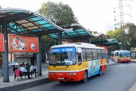 Xe buýt vận chuyển khách tại điểm trung chuyển Long Biên, Hà Nội. (Ảnh: Huy Hùng/TTXVN)