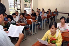 Thí sinh nghe phố biến quy chế thi. (Ảnh: Trần Lê Lâm/TTXVN)