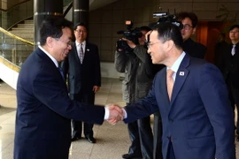 Trưởng đoàn Hàn Quốc Kim Kyou-hyun (phải) và Trưởng đoàn Triều Tiên Won Tong-yon (trái). (Ảnh: THX/TTXVN)
